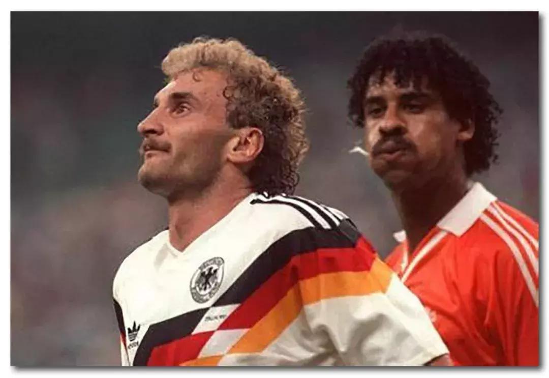 足球场上球员吐痰是什么行为,足球运动员为啥总吐痰