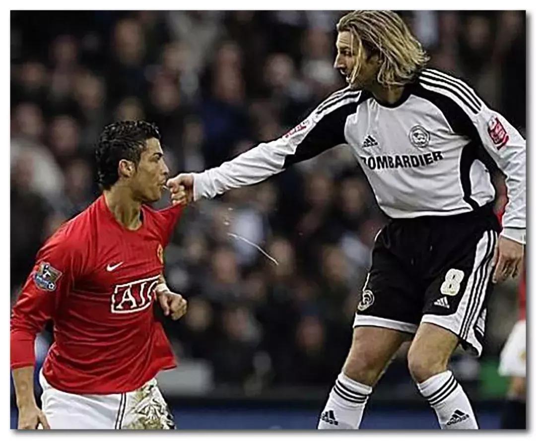 足球场上球员吐痰是什么行为,足球运动员为啥总吐痰