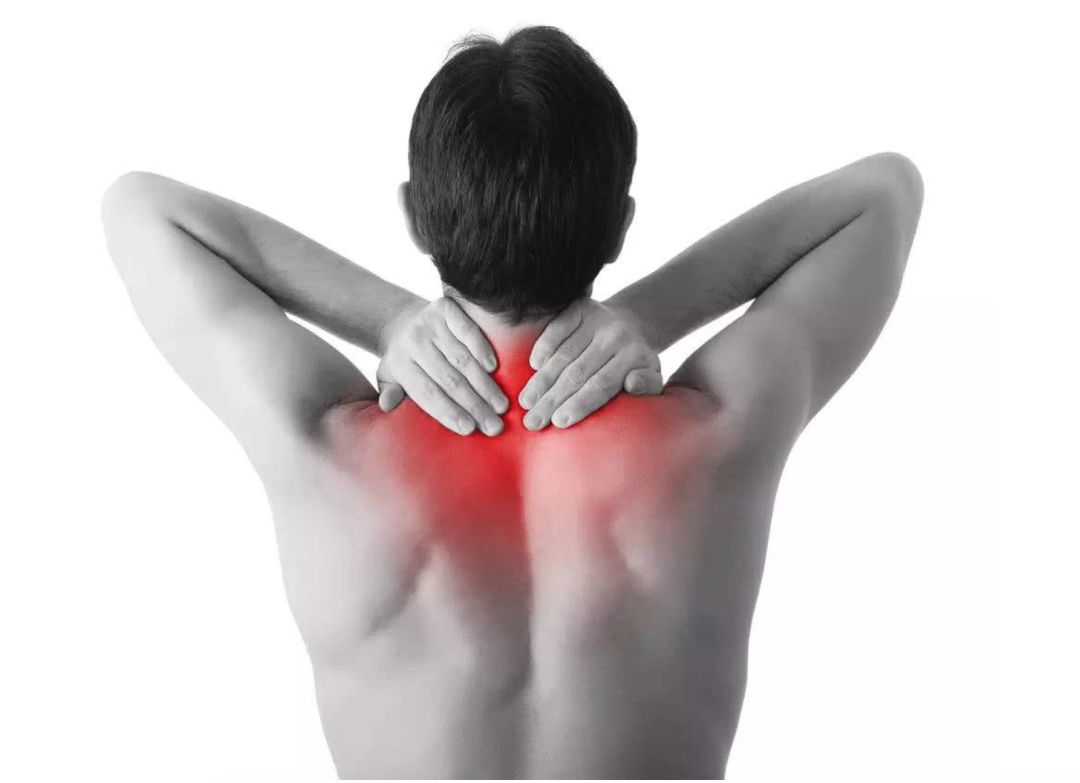 颈椎病引起脖子右侧筋疼要警惕,颈椎病不可忽视的胸椎问题