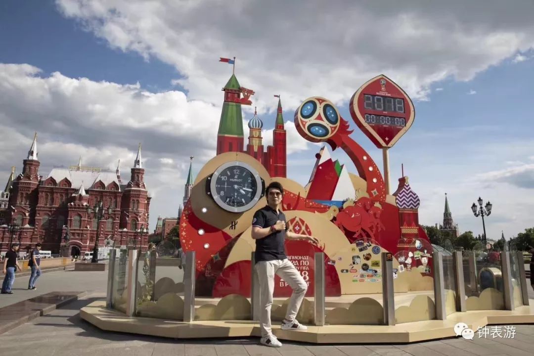 世界杯运动员戴什么表,世界杯裁判带领球员入场