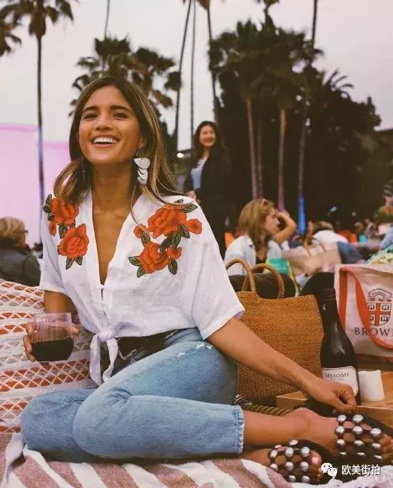 上身短白t恤下身怎么配好看,上身短下身长衣服穿搭