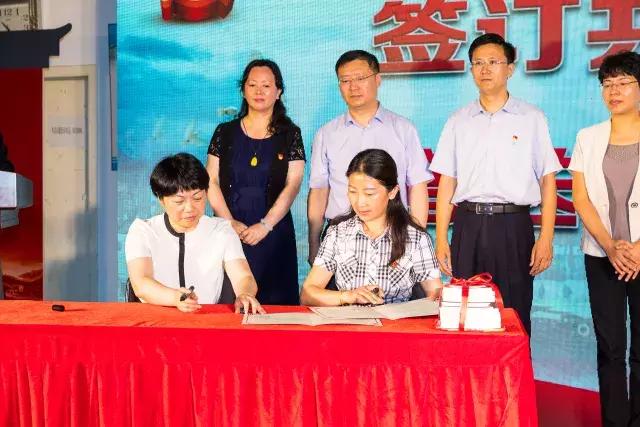 启橙英语*党**支部正式成立，王榕老师受邀参加秦淮区*党**建工作推进会