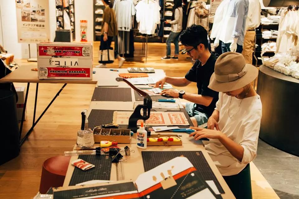 他用废纸箱做钱包，居然卖到600元，MUJI都叫好！