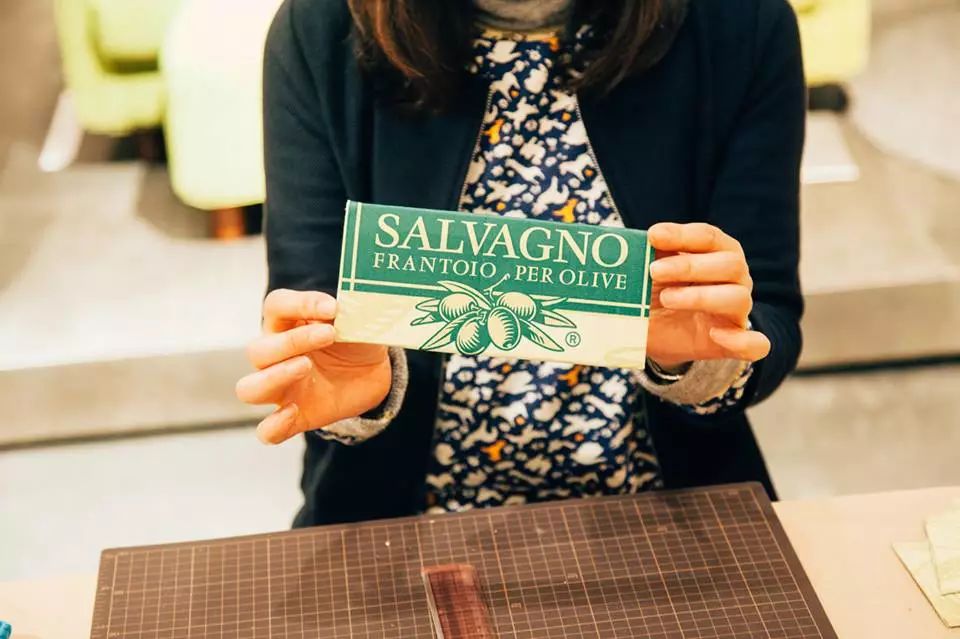 他用废纸箱做钱包，居然卖到600元，MUJI都叫好！