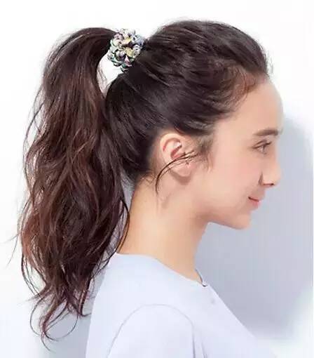 烫发后怎样扎头发好看,短烫发没有刘海怎么半扎头发好看