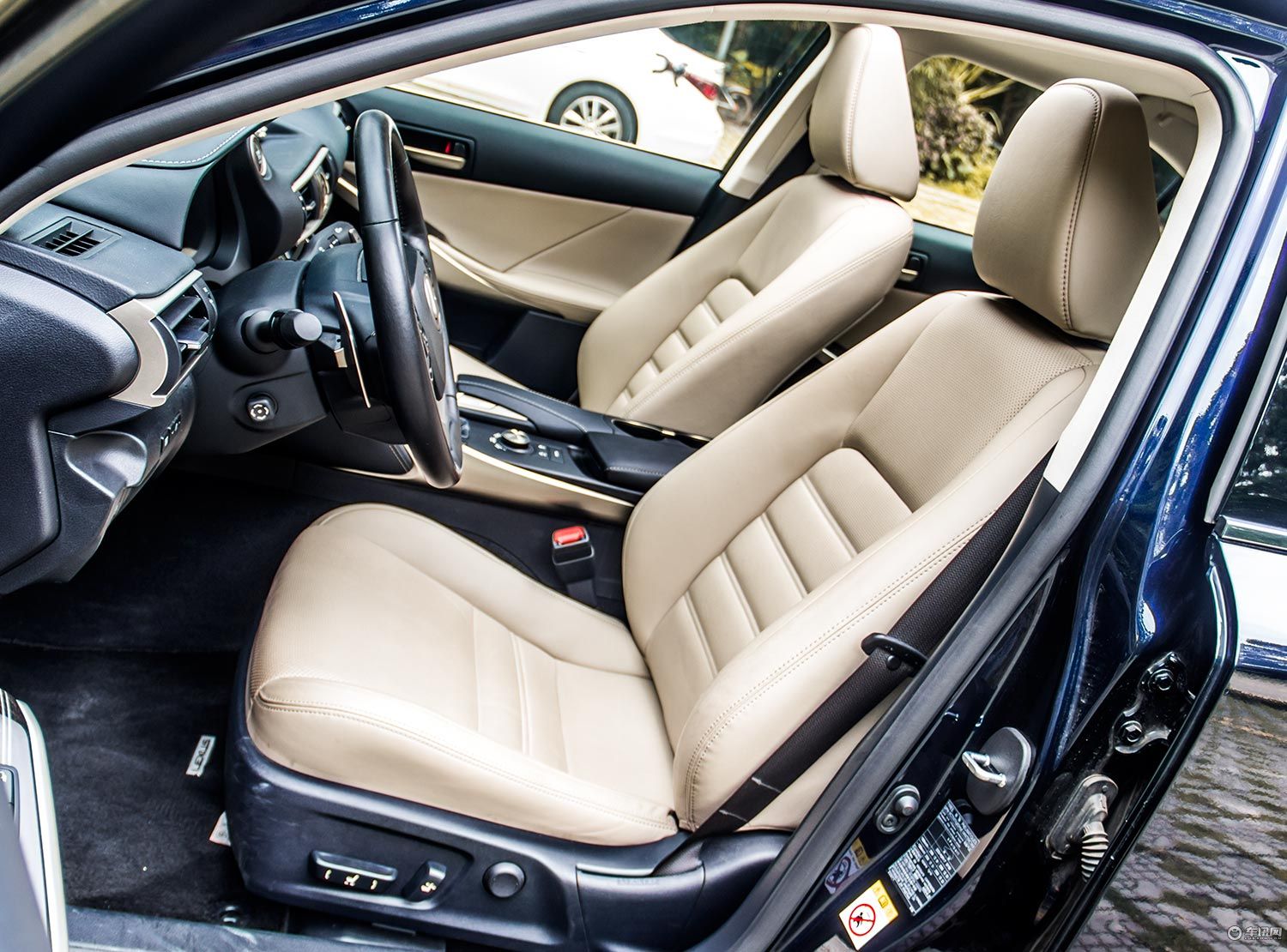 雷克萨斯is2022款300fsport版,2022雷克萨斯is300fsport版