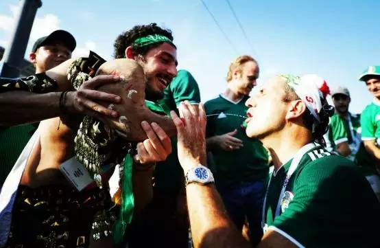 中国第一次进世界杯球迷有多疯狂,中国进入世界杯球迷有多疯狂