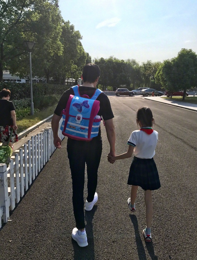 鲍蕾晒陆毅父女照视频,陆毅贝儿合照曝光引争议