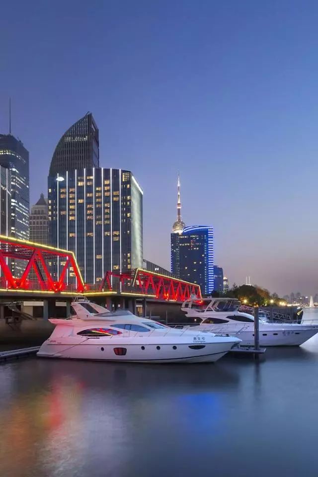 酒店躺着看足球赛视频,躺着看滕王阁的酒店