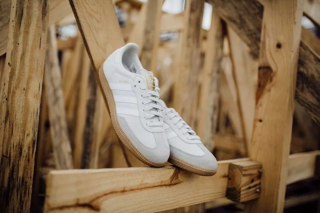 世界杯场上专业的足球鞋长什么样,世界杯的足球鞋是钉鞋么