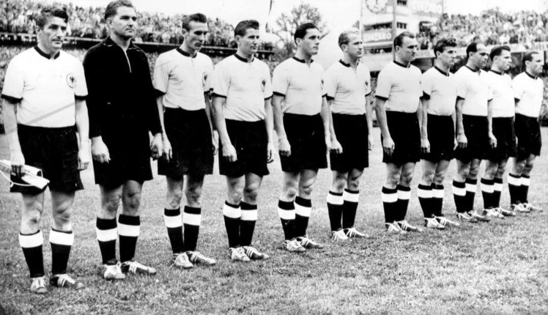 世界杯场上专业的足球鞋长什么样,世界杯的足球鞋是钉鞋么