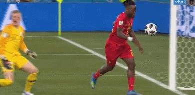 硬汉的蠢萌心！比利时锋霸爱穿海绵宝宝*裤内**演绎快乐足球