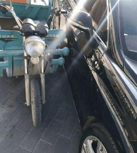 男子剐蹭百万豪车车主说赔10块钱,老人剐蹭豪车车主反而给钱