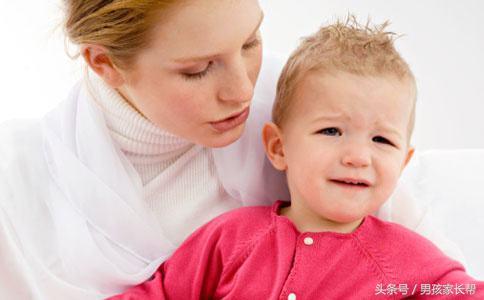 孩子哭着不肯上小学一年级,幼孩爱哭的原因和解决方法