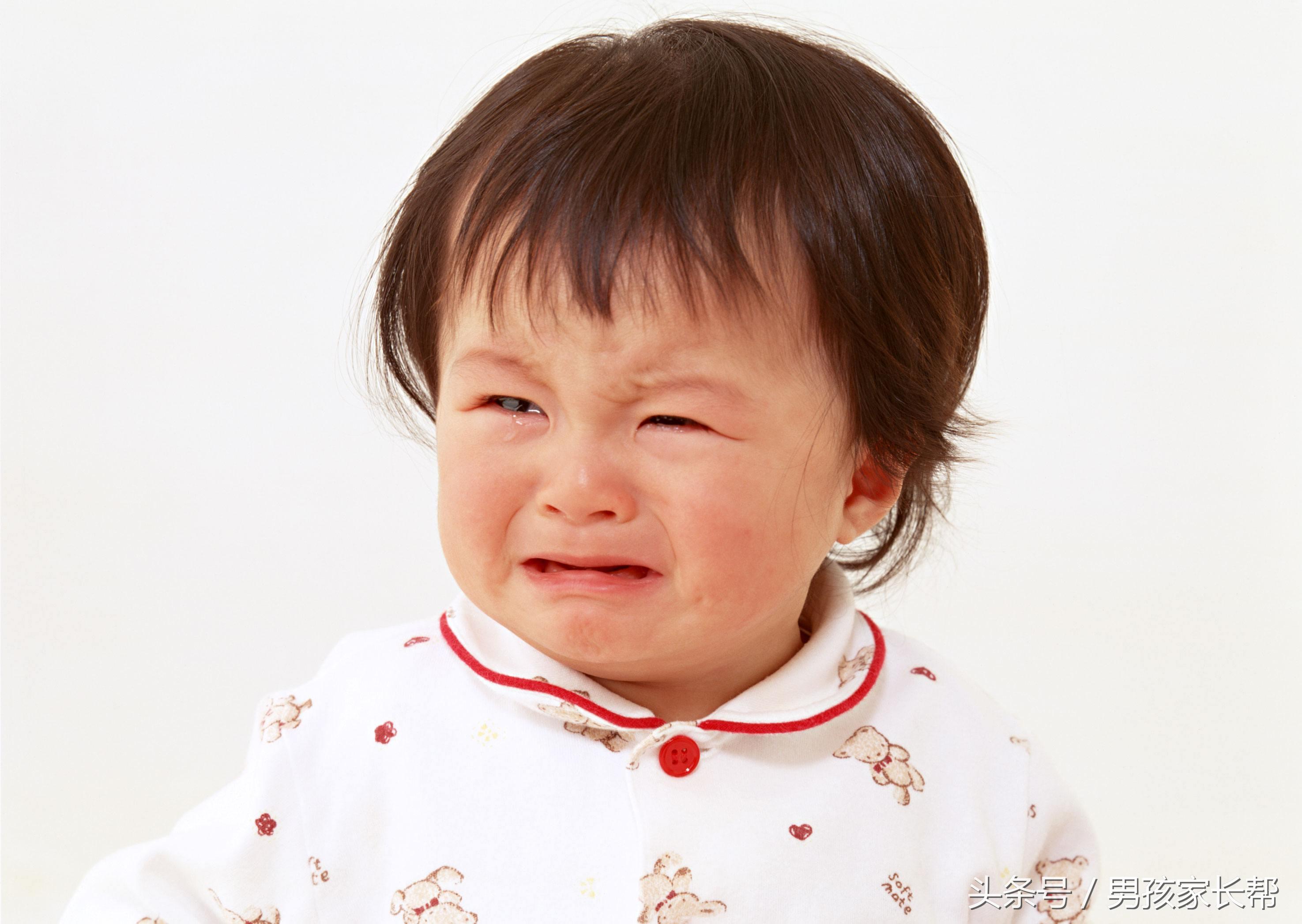 孩子哭着不肯上小学一年级,幼孩爱哭的原因和解决方法