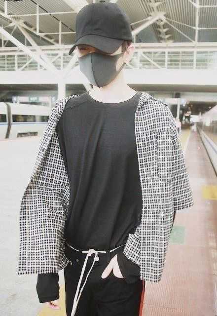 蔡徐坤花样系鞋带,杨幂礼服蔡徐坤