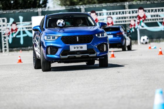 开着SUV踢足球这场球赛WEY何这么新鲜