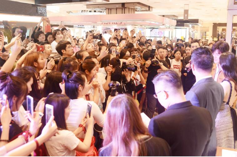 辛博颖儿助阵菲拉格慕兰州国芳，等你来pick