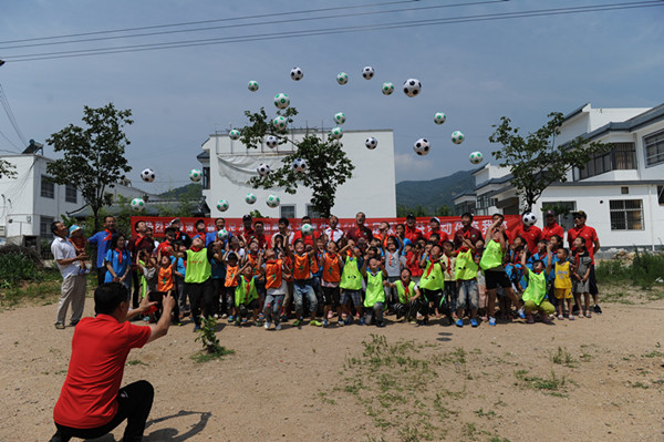 建党日慰问老党员,建党节慰问老党员活动报道