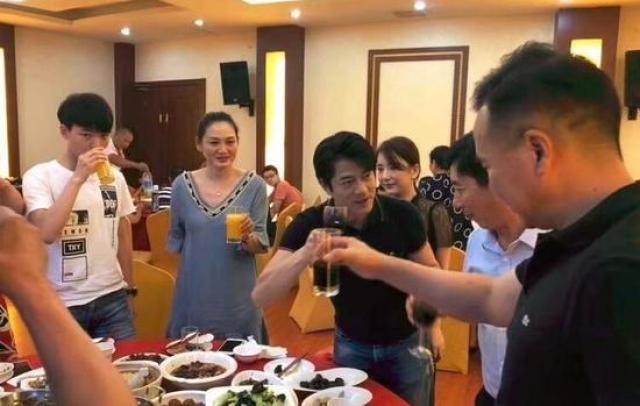 方媛和郭富城回安徽办酒席视频,郭富城陪方媛买辣条