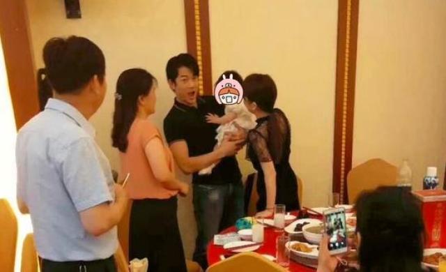 方媛吃鸭脖,方媛买零食