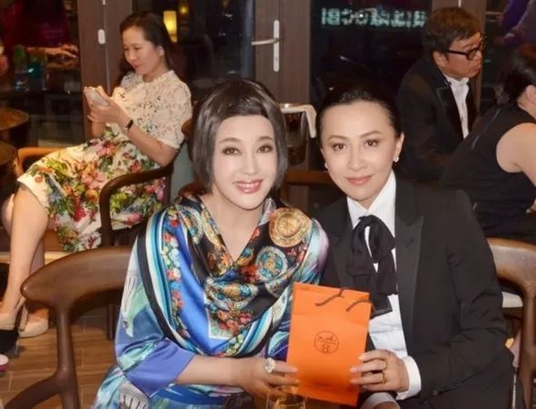 刘晓庆刘嘉玲颁奖,刘嘉玲刘晓庆同台