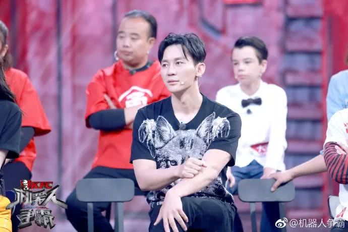 机器人格斗打得好，Angelababy主动给微信号？