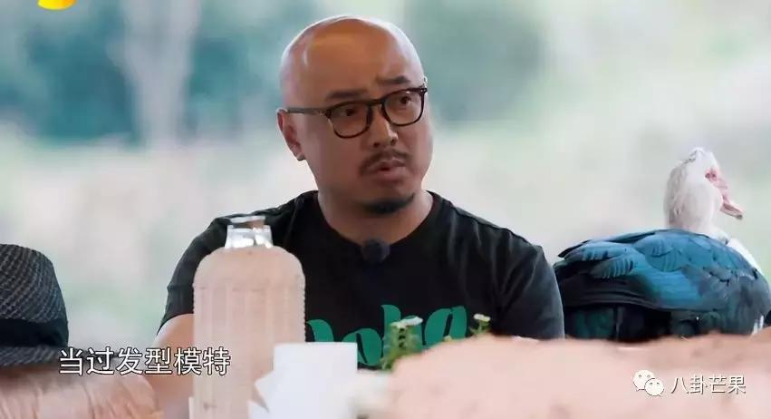 哈哈哈看徐峥的超话笑到头掉：哥哥头发都没了，他只有我们！