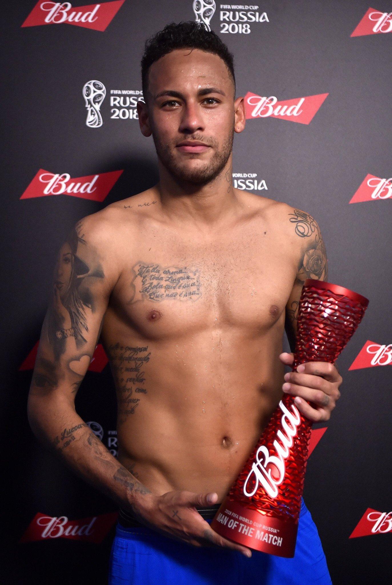 内马尔被踩一幕令人心痛,内马尔被踩伊布回应