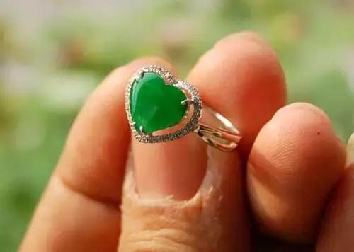 戴翡翠手镯搭配什么饰品,翡翠首饰如何搭配更显美丽与年轻