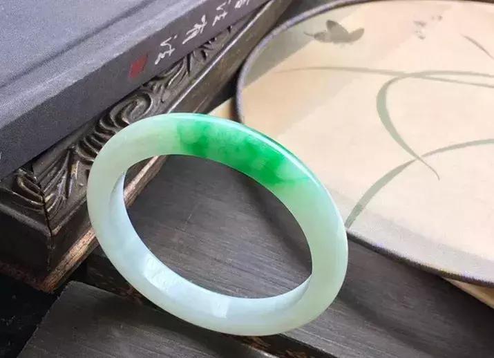 戴翡翠手镯搭配什么饰品,翡翠首饰如何搭配更显美丽与年轻