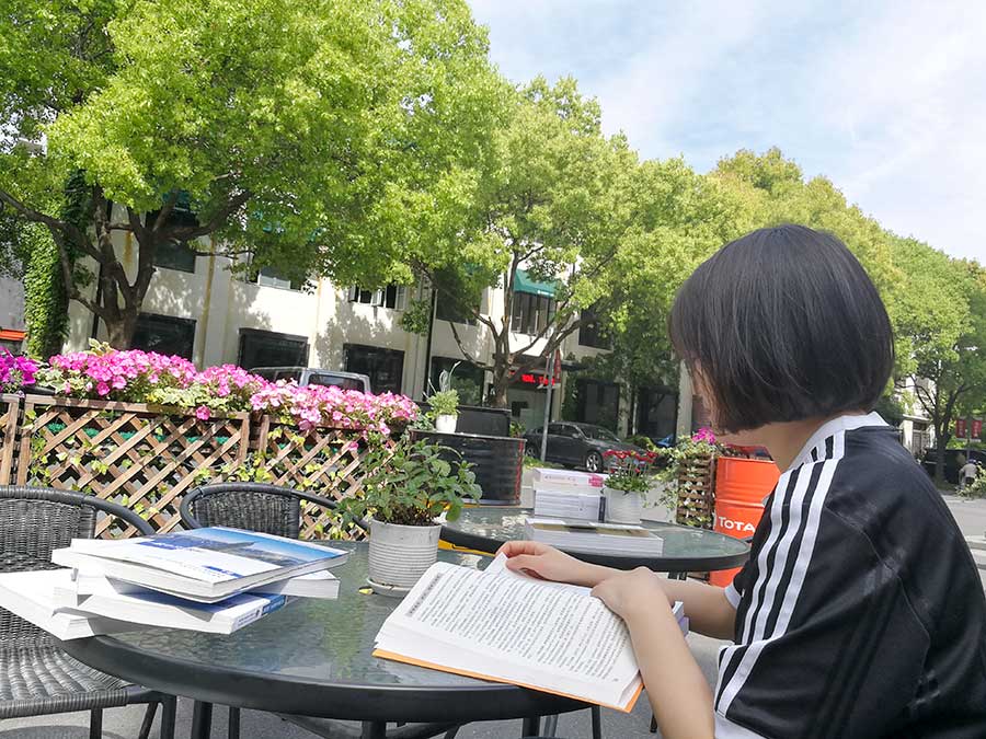 一同进的公司，为什么她提前过了试用期，我却没有？