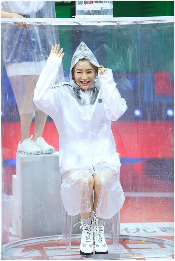 做客优酷世界杯直播节目“伪球迷”秦岚回答足球问题惨遭水罚