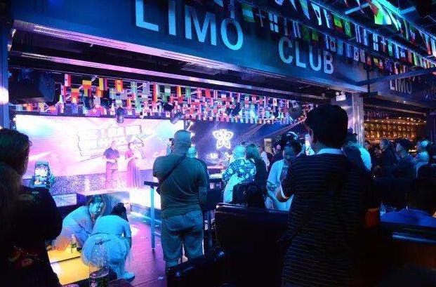 在荆州的这家网红酒吧里，我们都是彼此的摆渡人……