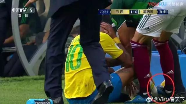 内马尔回应被踩视频,内马尔被三个人踩