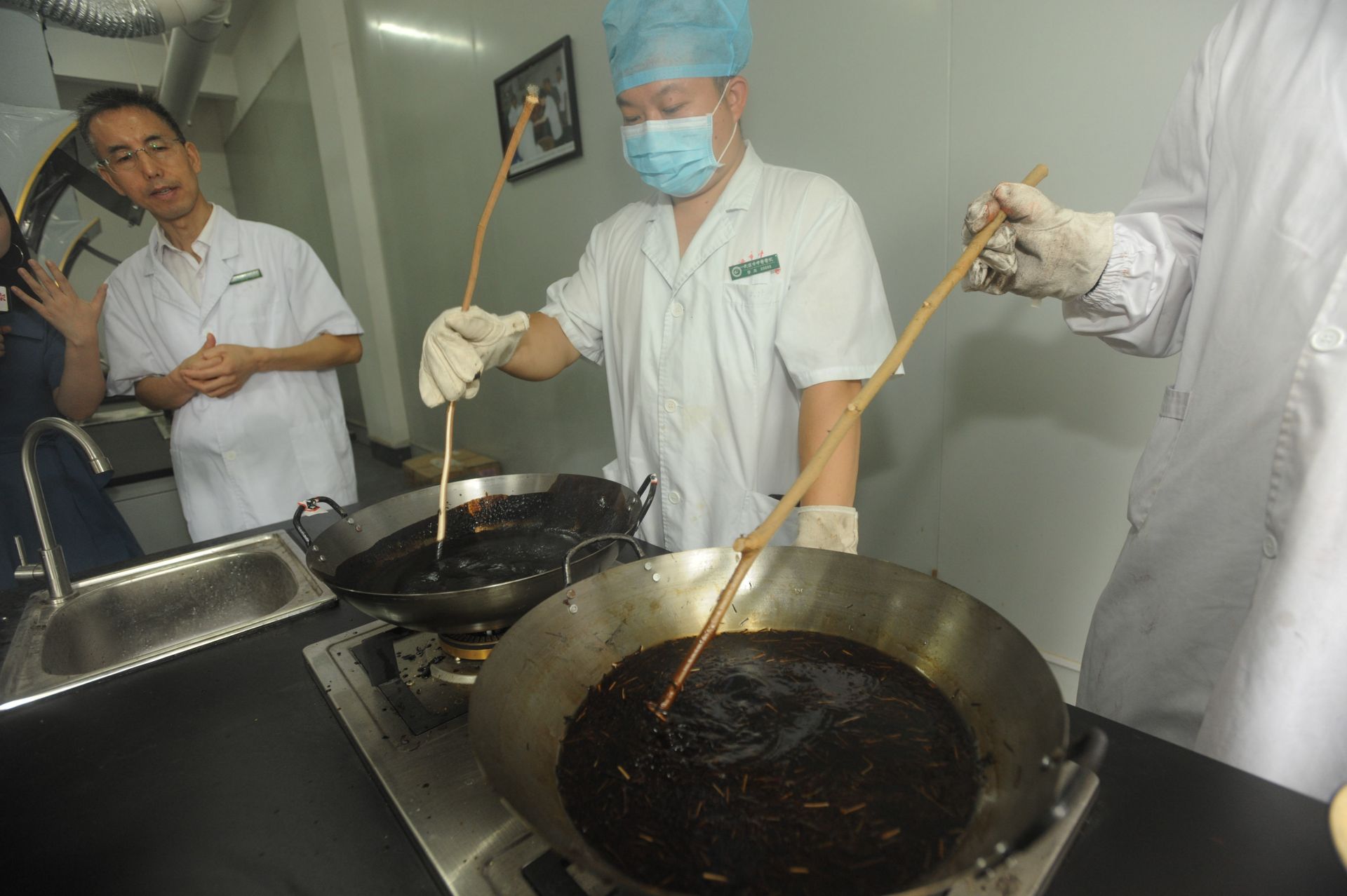 探秘冬病夏治三伏贴生产基地：小锅熬制安全，桑枝搅拌轻便