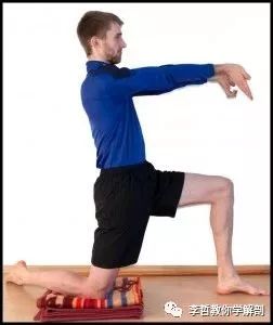 如何才能精准拉伸腰大肌,拉伸腰大肌和髂腰肌的方法图解