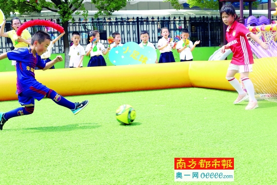 学校踢足球怎么圈粉,校园足球青训怎么发展