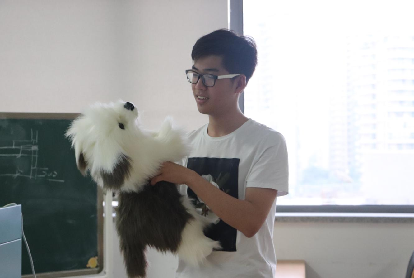 浙大这个男生居然沉迷用肚子说英语？还有不少可爱的小帮手