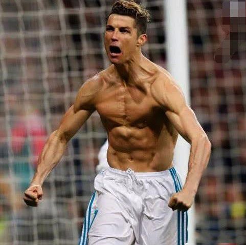 C罗为了献血至今不曾纹身，反观国足，把自己纹的像同花顺！