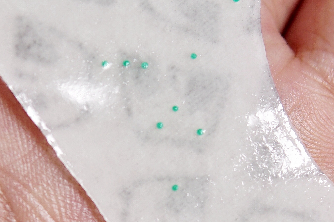 用了眼膜黑眼圈更重了,用了好多眼膜眼睛周围还是好干