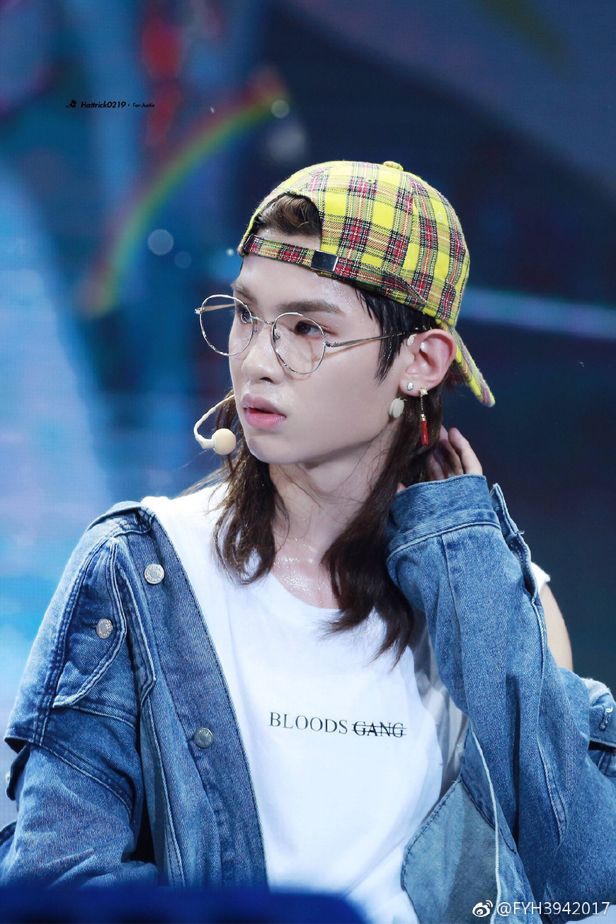 范丞丞绿头和黄明昊紫发造型,秦霄贤范丞丞gq盛典造型