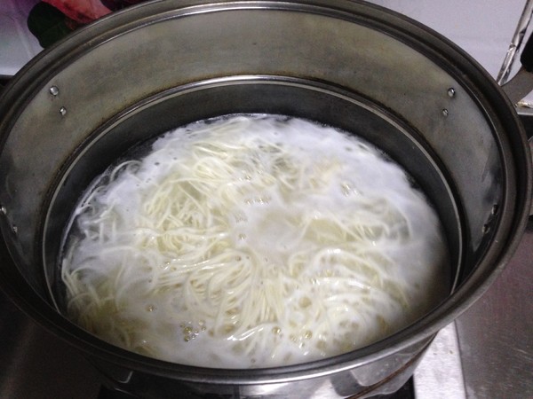 煮面条时容易粘在一起,煮面条时加入什么防止面条粘连