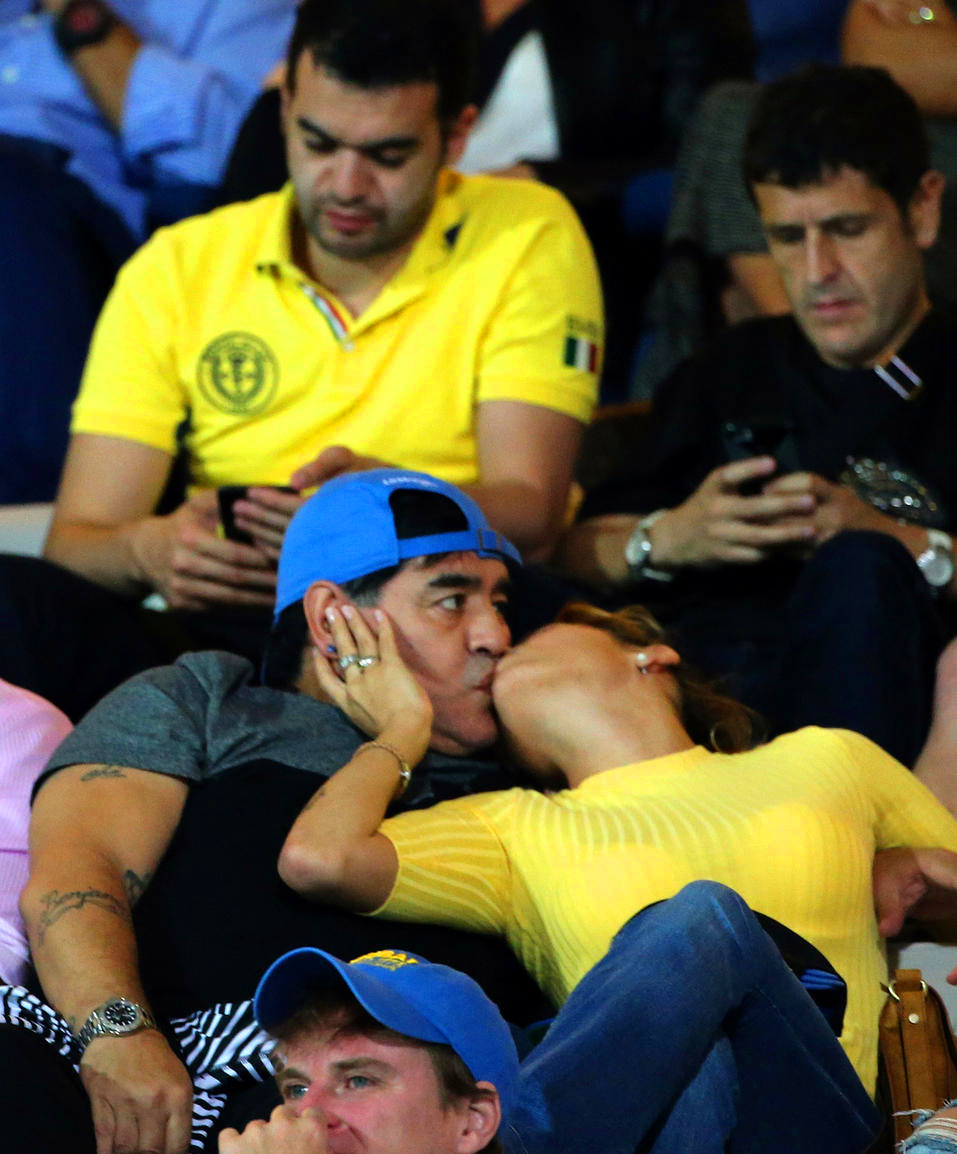 80年代球王马拉多纳,马拉多纳90后女友奥利娃