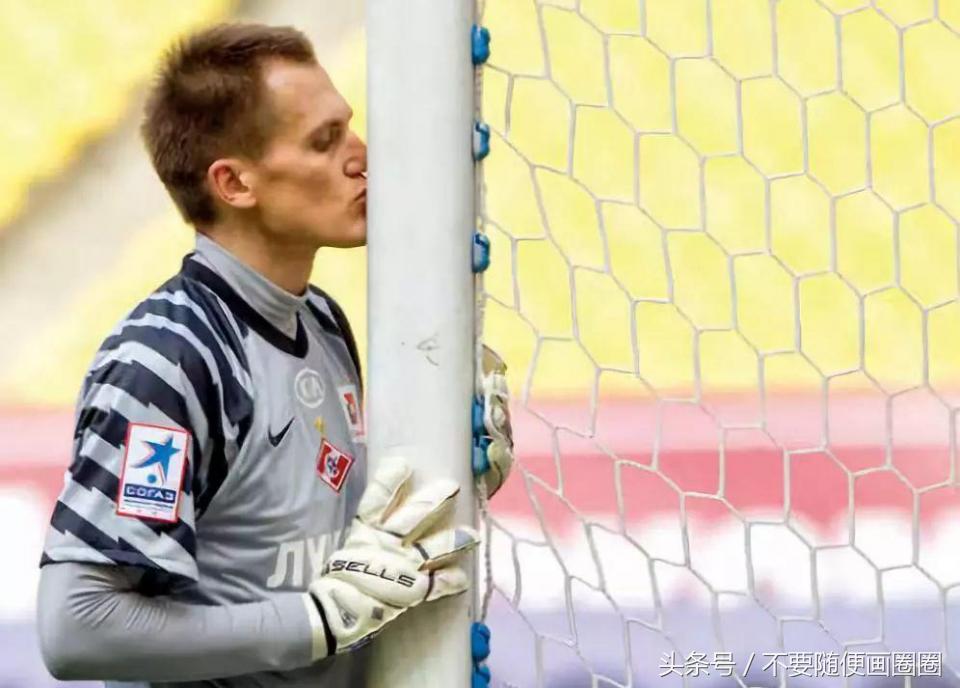 c罗先踩哪脚进场,c罗先穿哪个球衣