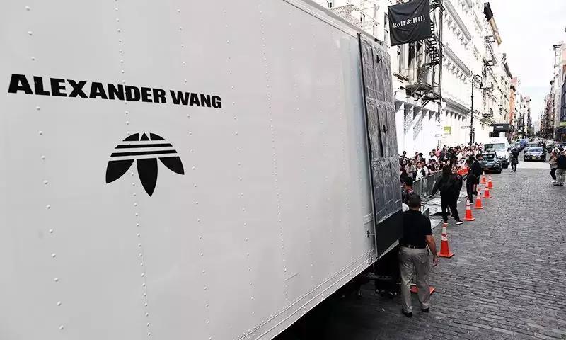 阿迪达斯贝壳头和三叶草的区别,三叶草贝壳头发黄怎么复原