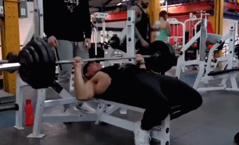 卧推完肩膀疼怎么恢复,卧推完胸肌痛怎么办