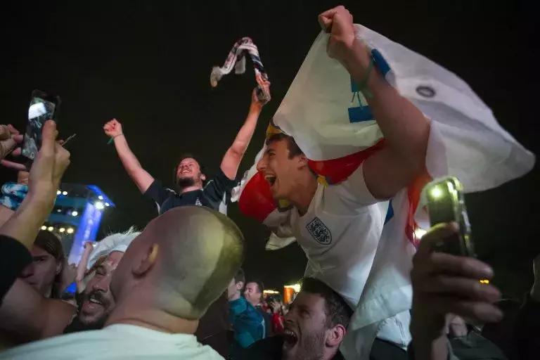 大街一个人都没有，赢球后……世界杯中的英国，有点诡异啊……