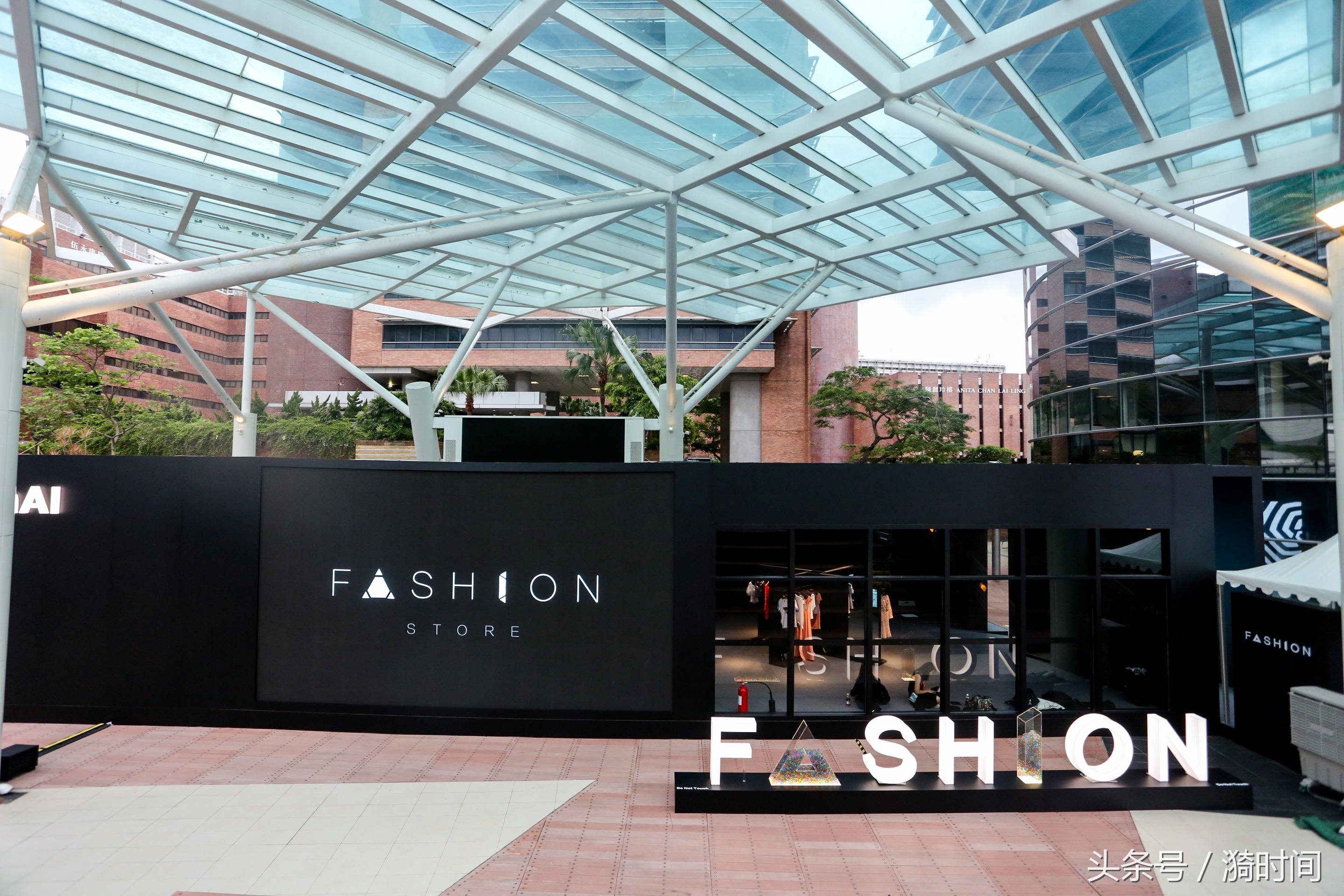 刚刚，阿里巴巴携手GUESS裂变了一个颠覆服饰消费的新物种