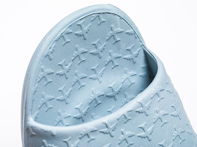 一条货架｜来自澳大利亚的“德运”奶粉；收起来只有巴掌大的拖鞋